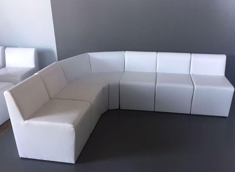location de petit fauteuil blanc type chauffeuse pour faire un espace lounge