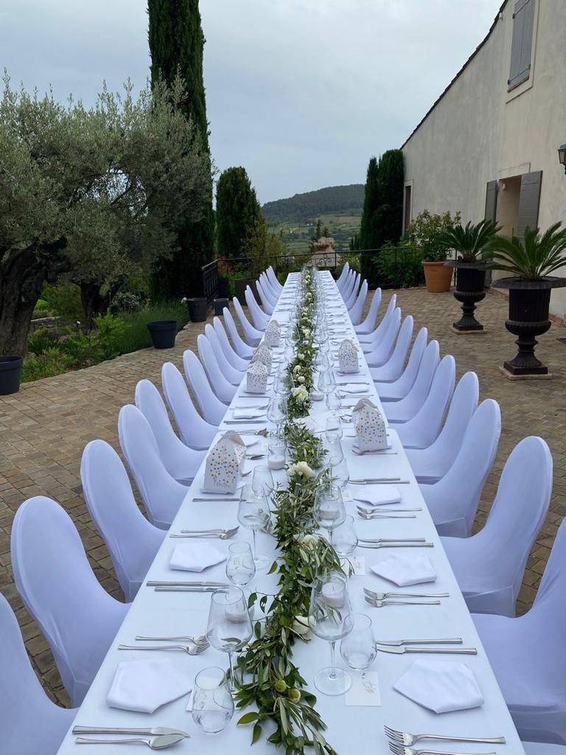 LOCATION CHAISE BANQUET AVEC HOUSSE SUR AUBAGNE
