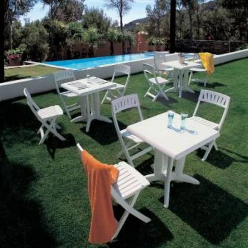 location chaise resine pour vos reception en provence