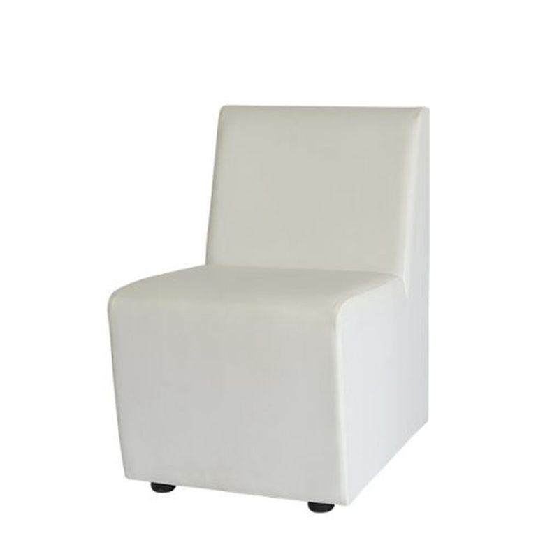 location de petit fauteuil blanc type chauffeuse pour faire un espace lounge