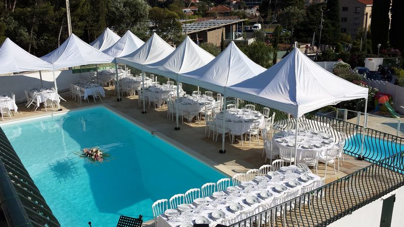 location tente en bord de piscine